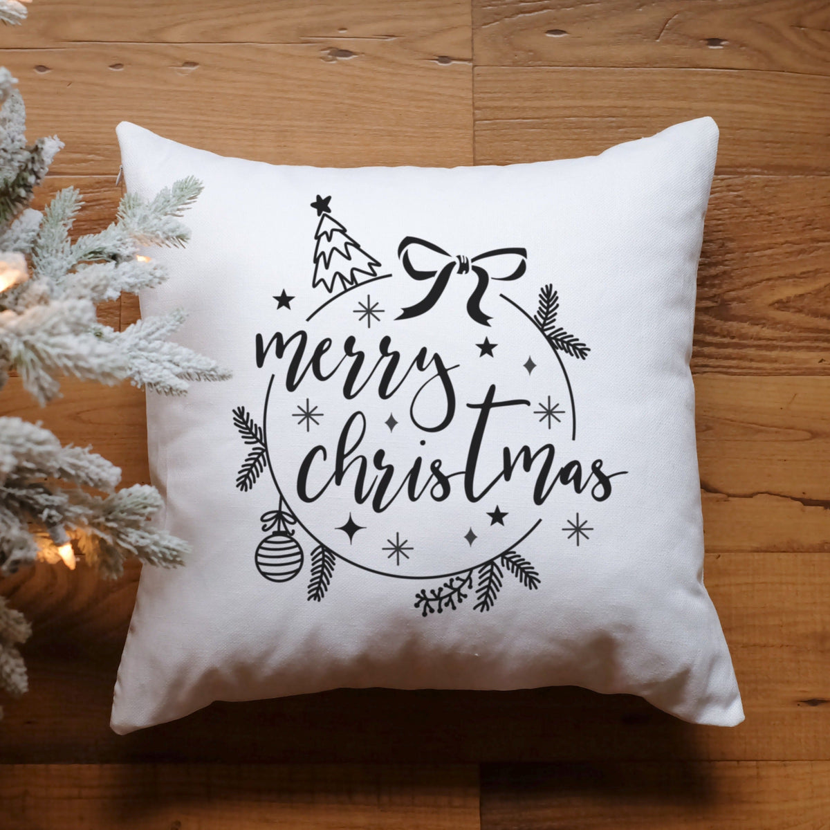 Merry Christmas Plotterdatei SVG mit Tannenbaum, Christbaumkugel, Schleife und Tannenzweigen auf weihnachtlichem Kissen