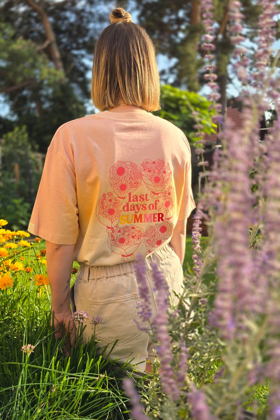 Anett von @plotterkrams hat das Design kreativ umgesetzt und die Spätsommer-Vibes wunderschön eingefangen. Ihre Version zeigt, wie vielseitig das Motiv einsetzbar ist – egal ob auf Kleidung, Taschen oder als dekoratives Highlight. Ein DIY, das sofort Lust macht, selbst loszulegen.
