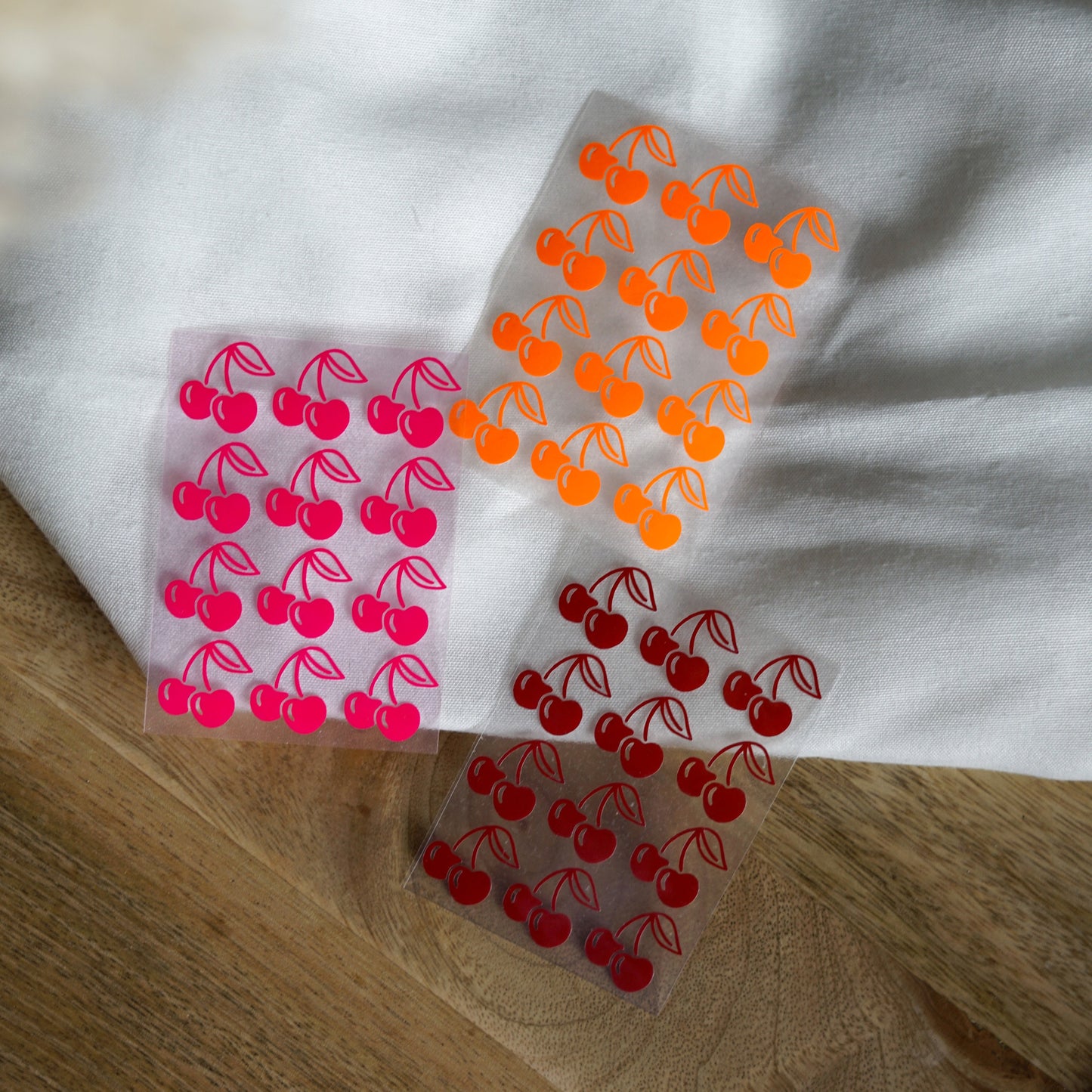 Fix & Fertiges Set „Mini Kirschen“ – 12 kleine Kirschen zum Aufbügeln. Ideal für T-Shirts, Taschen, Kissen und kreative Sommerprojekte.