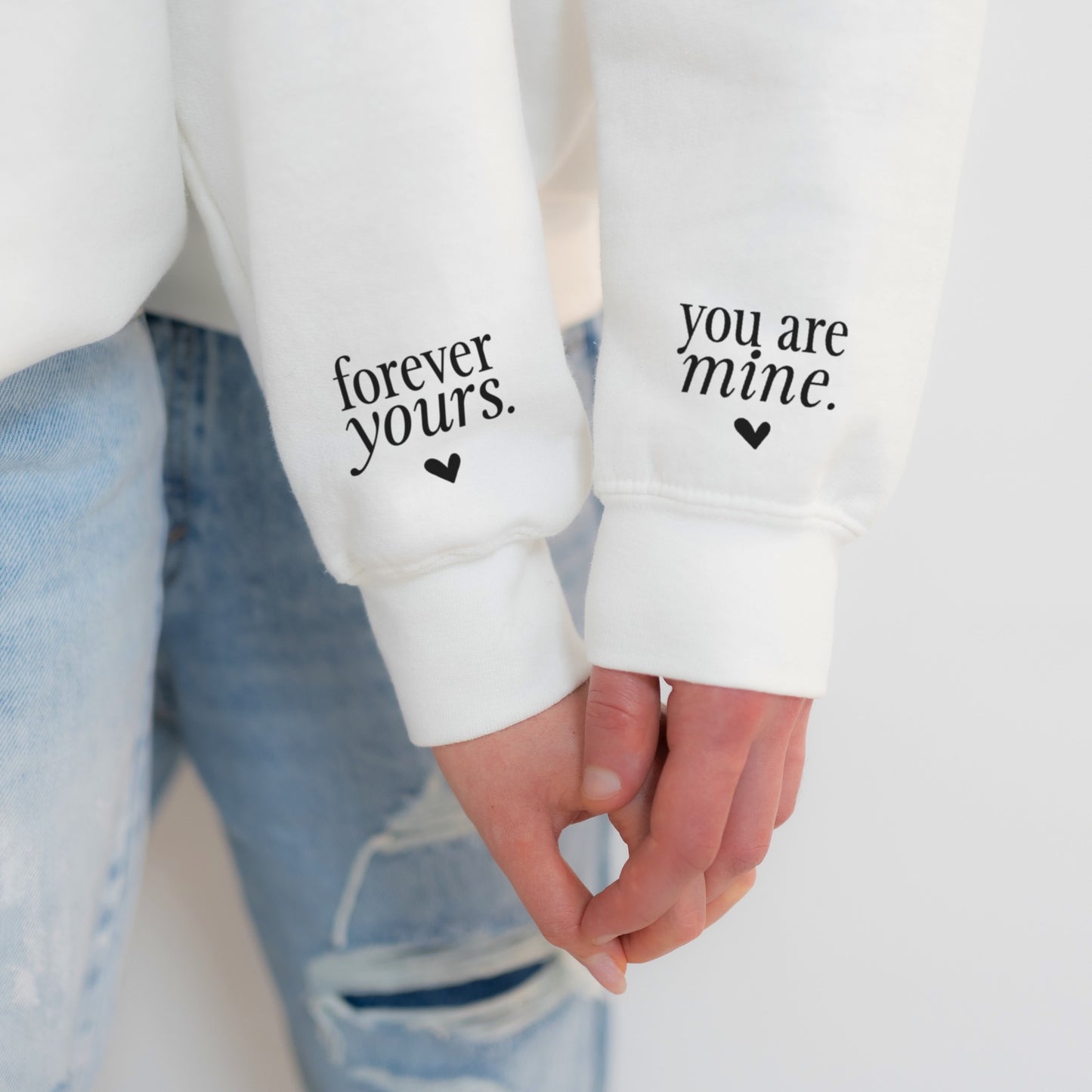 Digitale Plotterdatei „Forever Yours & You Are Mine“ – süßes Paar-Statement für T-Shirts oder Geschenke. Ideal für romantische Anlässe wie Geburtstagsfeiern oder Jahrestage.