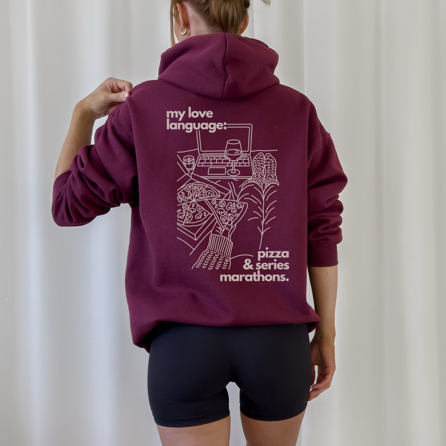 „Pizza & Chill“ – Line Art Design mit Pizza, Wein, Laptop und gemütlichen Accessoires für den perfekten „Chill“-Abend. Ideal für T-Shirts, Hoodies und kreative DIY-Projekte.