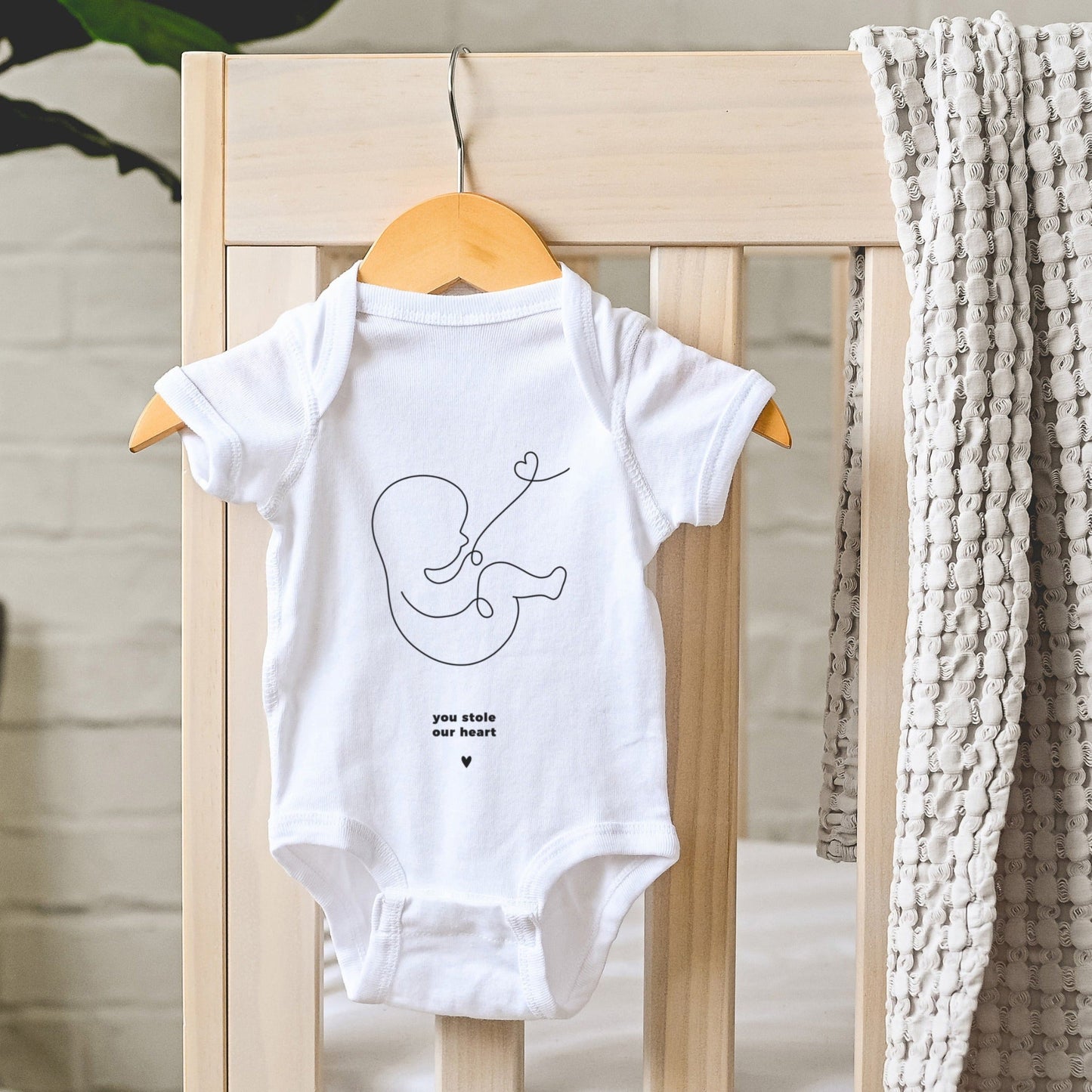 Digitale Plotterdatei „You Stole Our Heart“ – Ein Design voller Liebe, das den Moment einfängt, in dem ein neues Leben das Herz seiner Eltern gestohlen hat. Perfekt als Geburtsgeschenk oder für Babyartikel.