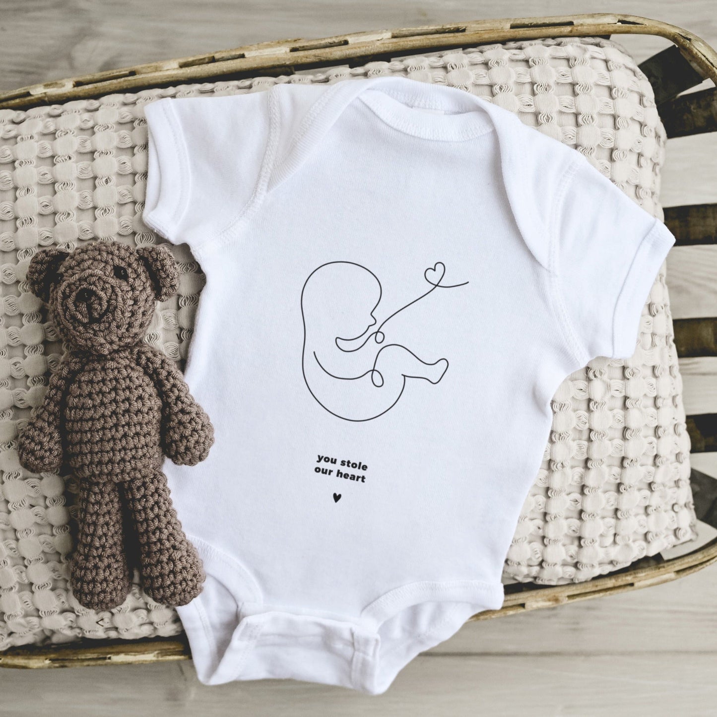 Digitale Plotterdatei „You Stole Our Heart“ – Ein Design voller Liebe, das den Moment einfängt, in dem ein neues Leben das Herz seiner Eltern gestohlen hat. Perfekt als Geburtsgeschenk oder für Babyartikel.