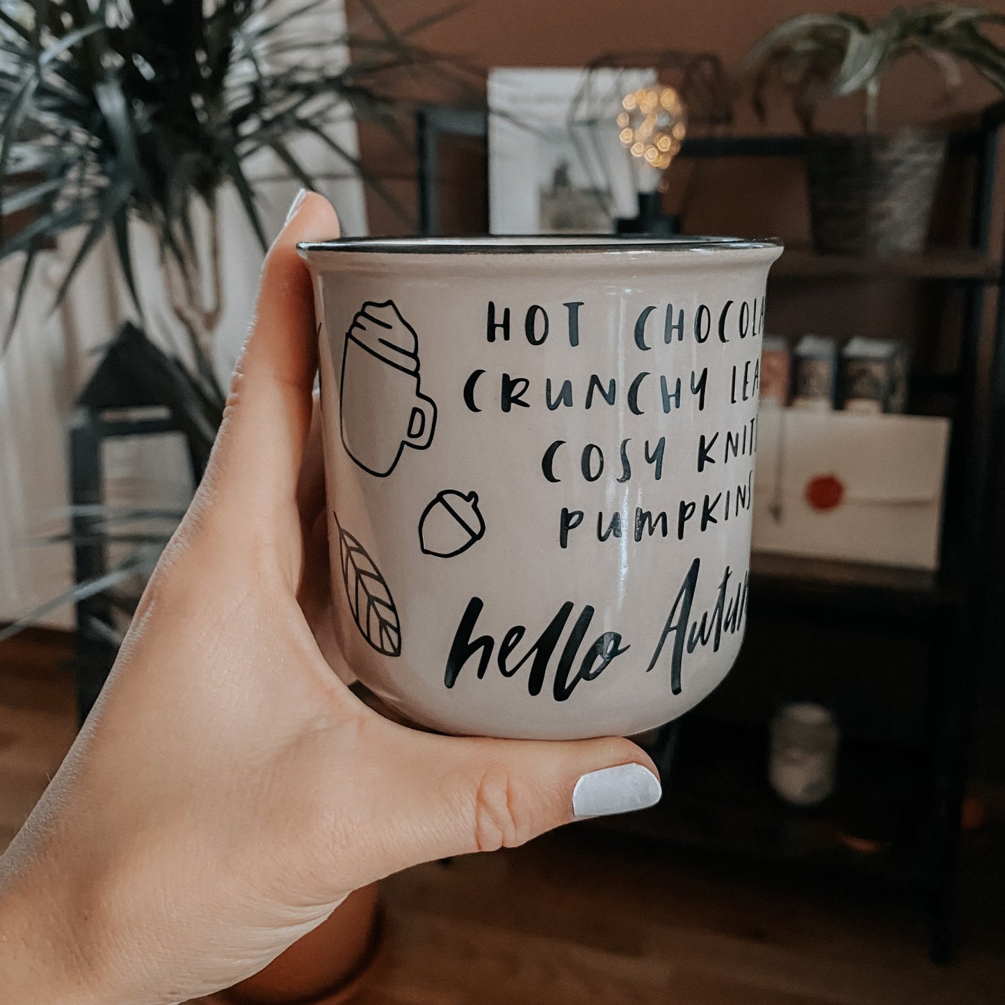 „Hello Autumn“ – Herbstliches Design mit Kürbissen, Kaffee und Blättern. Ideal für DIY-Tassen, Kerzen und Stickrahmen.