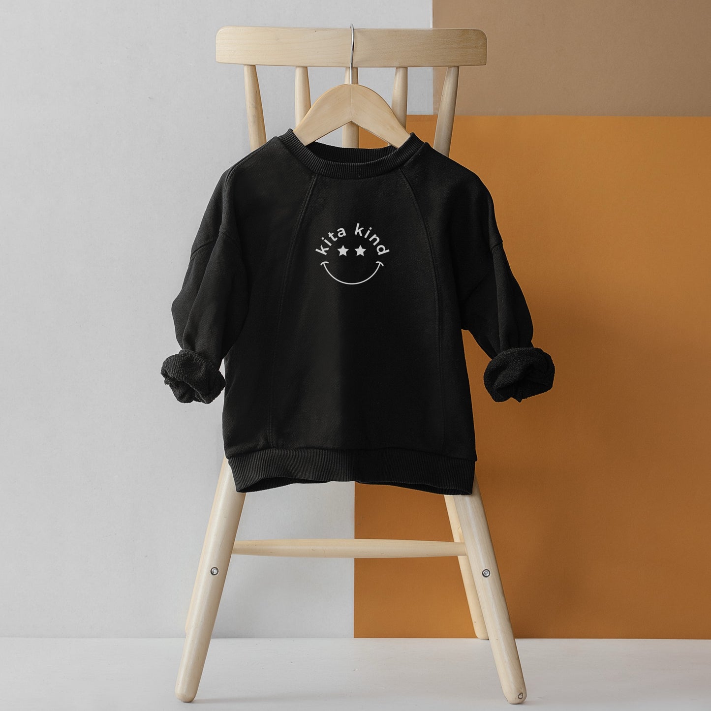 Digitale Plotterdatei „Kita Kind“ – Smiley mit Sternaugen im Kreis für den ersten Kindergartenstart. Perfekt für T-Shirts, Taschen und Kindergartenartikel.