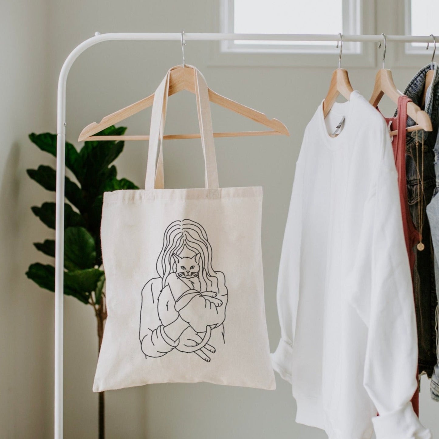 Digitale Plotterdatei mit Line Art: Frau, die eine Katze im Arm hält – minimalistisches Design für Katzenliebhaber*innen, Shirts & DIY-Geschenke.