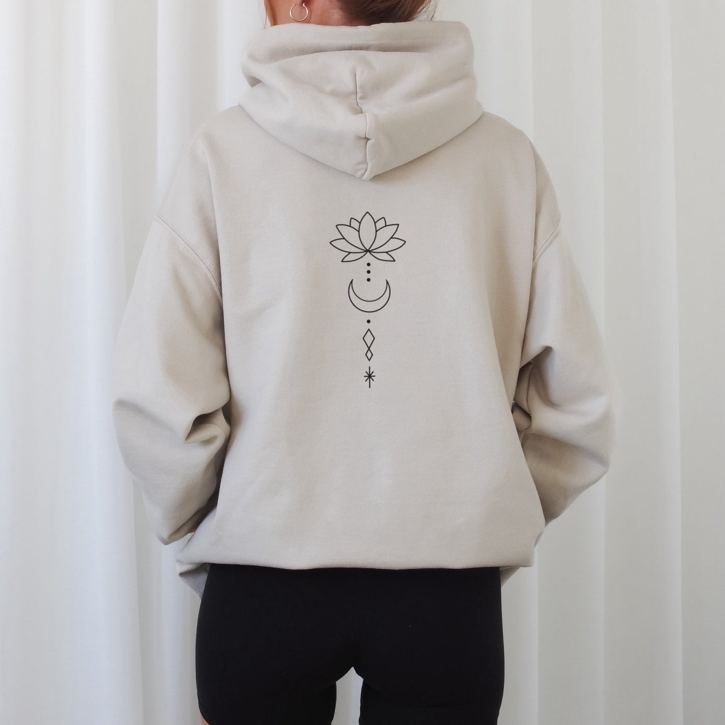 Digitale Plotterdatei mit großer Lotusblume im minimalistischen Line Art Stil – Boho Design für Shirts, Taschen, Kissen und spirituelle Deko.