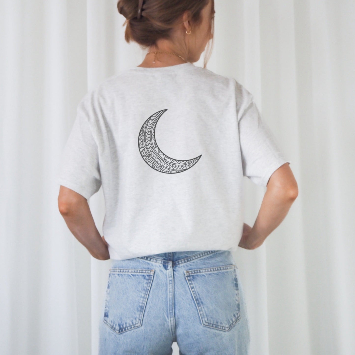 Digitale Plotterdatei mit Boho Sichelmond und filigranem Mandala – im minimalistischen Line Art Stil für Shirts, Taschen, Deko & Yogazubehör.