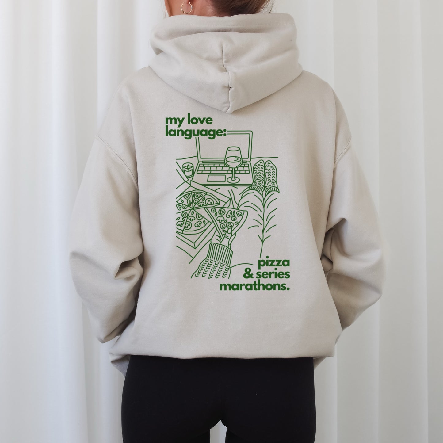 „Pizza & Chill“ – Line Art Design mit Pizza, Wein, Laptop und gemütlichen Accessoires für den perfekten „Chill“-Abend. Ideal für T-Shirts, Hoodies und kreative DIY-Projekte.
