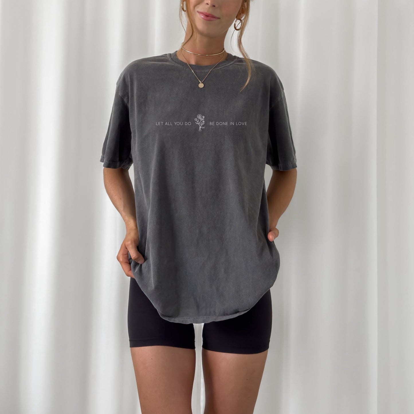 Digitale Plotterdatei mit dem Spruch „Let all you do be done in love“ und einem minimalistischen Blumenstrauß im Line Art Stil – für Shirts, Taschen & Deko.