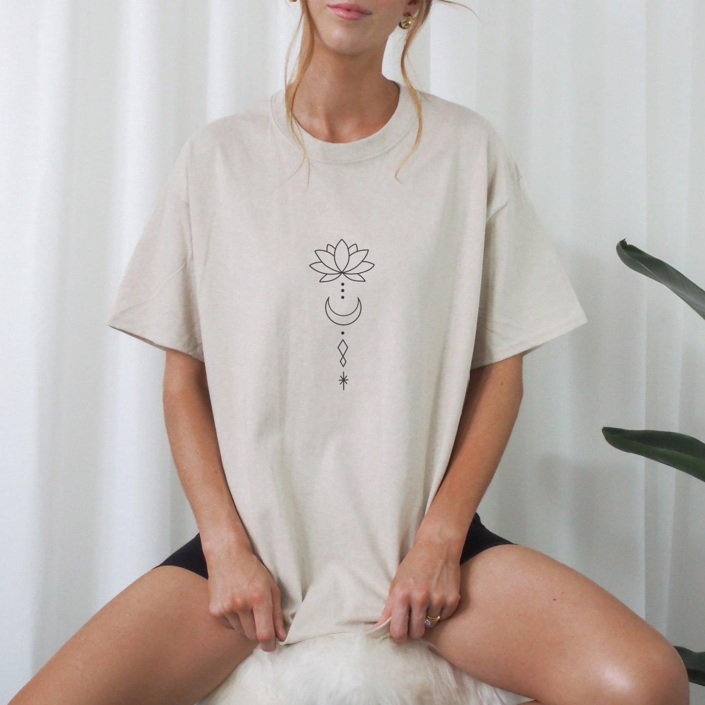 Digitale Plotterdatei mit großer Lotusblume im minimalistischen Line Art Stil – Boho Design für Shirts, Taschen, Kissen und spirituelle Deko.