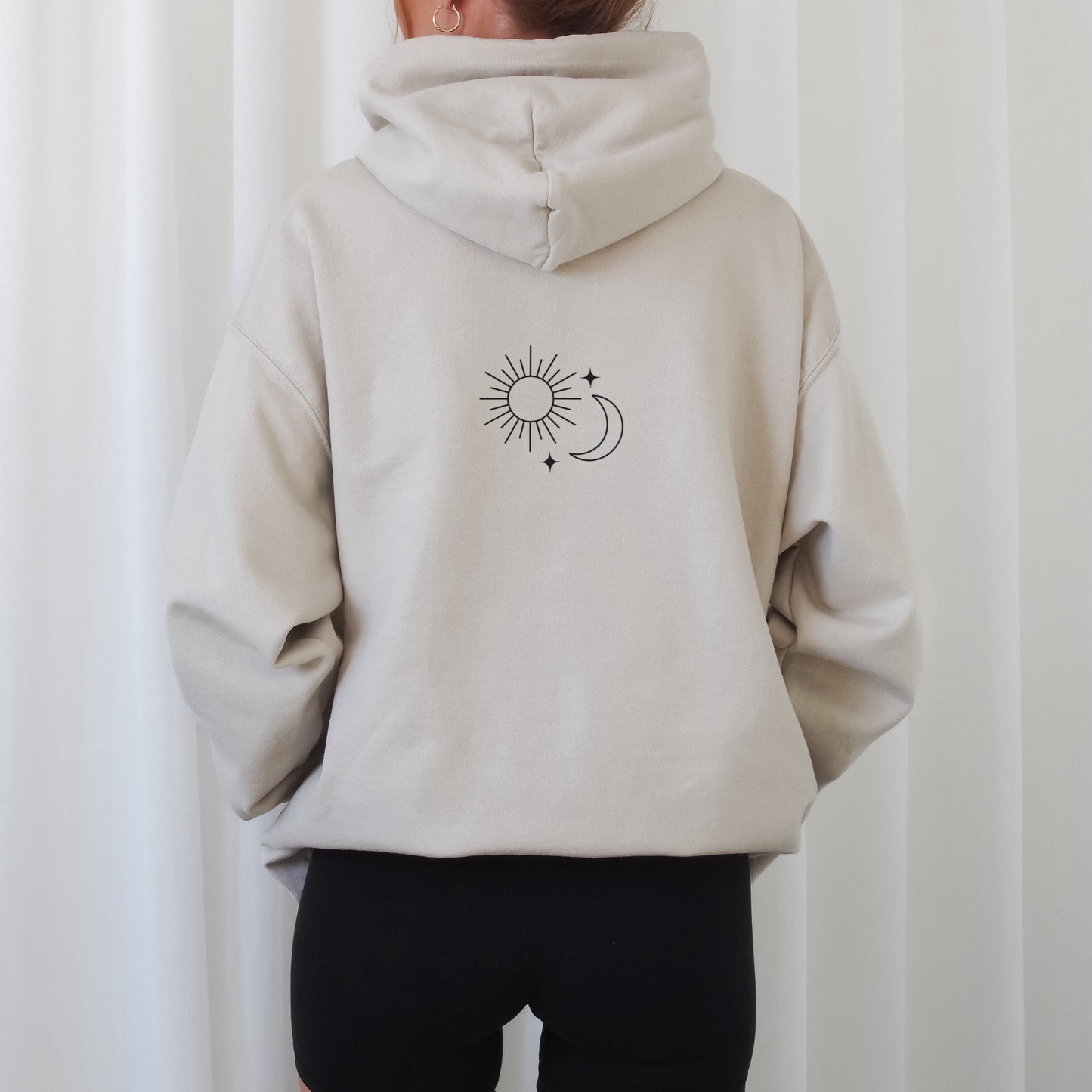 Digitale Plotterdatei mit Sonne und Mond im Boho Line Art Stil – sich gegenüberstehende Symbole für Balance, Achtsamkeit und Spiritualität.