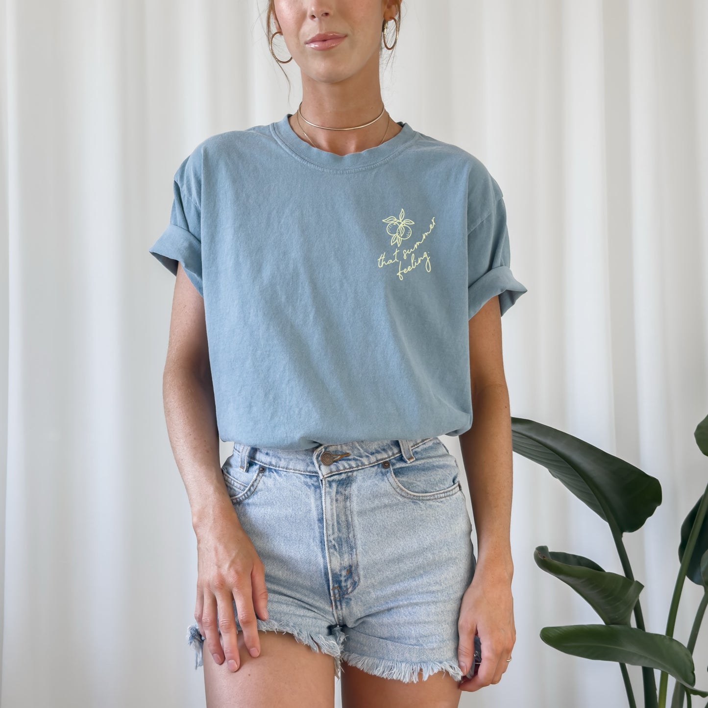 „Endless Summer“ – Rückendruck Design mit Symbolen wie Palme, Wellen und Orangenpflanzen. Perfekt für sommerliche T-Shirts, Taschen und Accessoires.