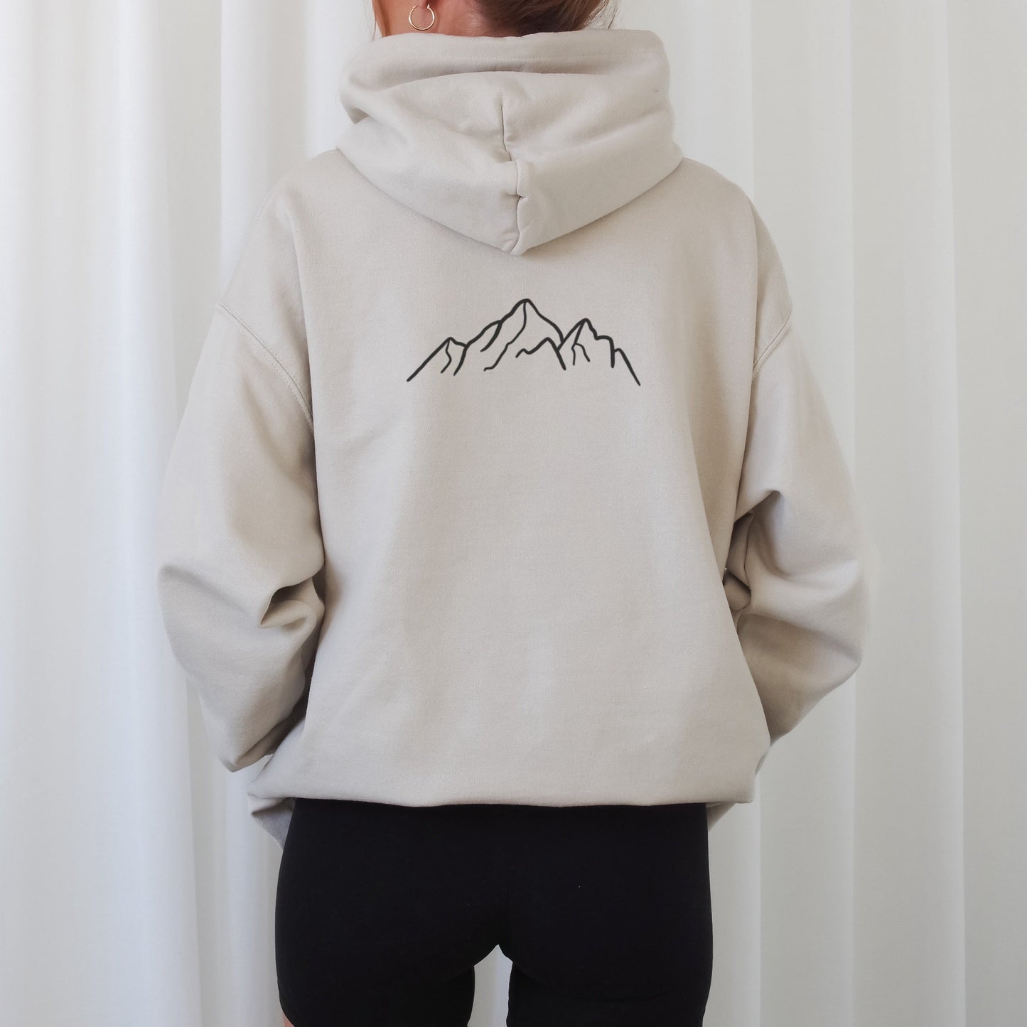 Digitale Plotterdatei mit minimalistischem Berg im Line Art Stil – klares Design für Shirts, Taschen, Kissen & naturverbundene DIY-Projekte.