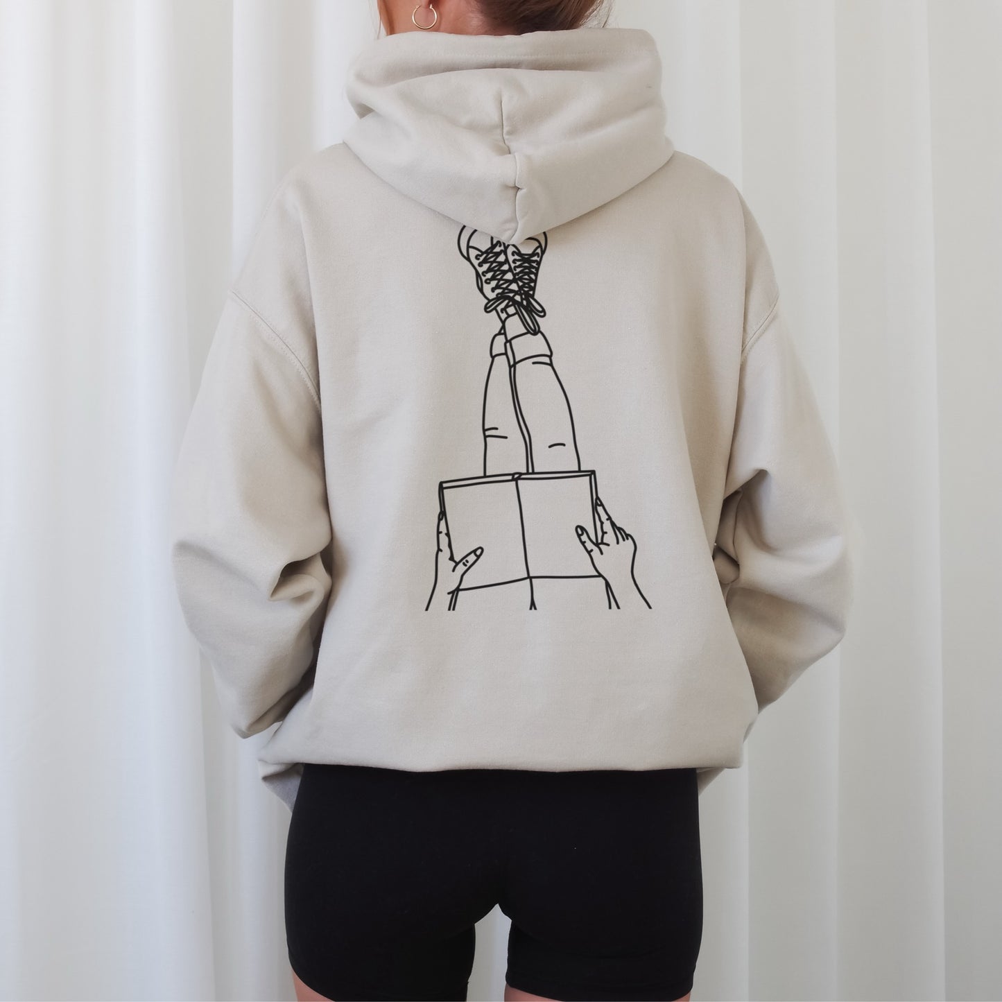 2 digitale Plotterdateien im minimalistischen Line Art Stil – jeweils eine Frau mit einem Buch in der Hand. Ideal für Leseratten, DIY-Taschen, Shirts & mehr.