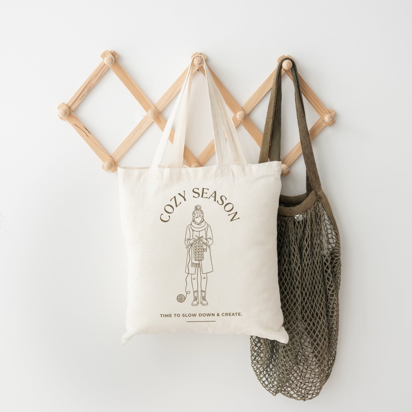 Plotterdatei „Cozy Season“ – Line Art Illustration einer Frau beim Stricken mit Wolle & Stricknadeln. Statement Motiv für DIY Shirts & Hoodies.