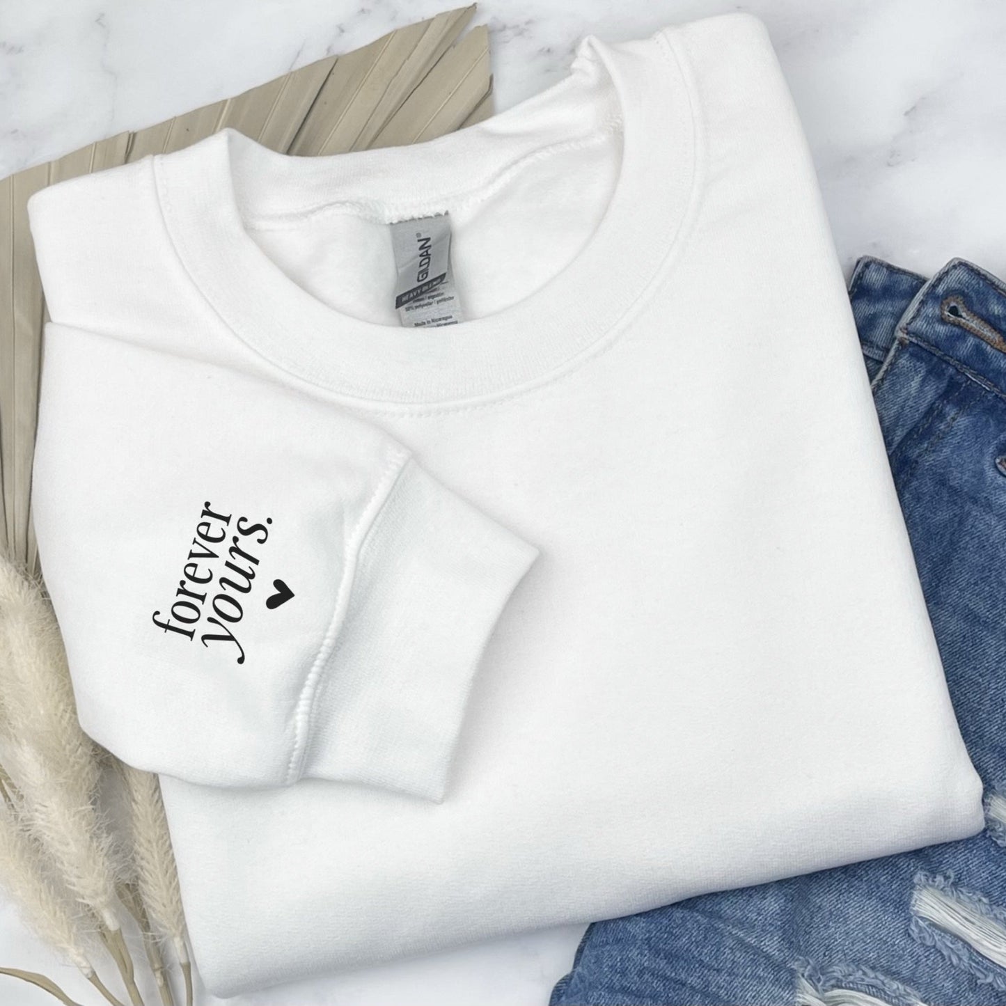 Digitale Plotterdatei „Forever Yours & You Are Mine“ – süßes Paar-Statement für T-Shirts oder Geschenke. Ideal für romantische Anlässe wie Geburtstagsfeiern oder Jahrestage.