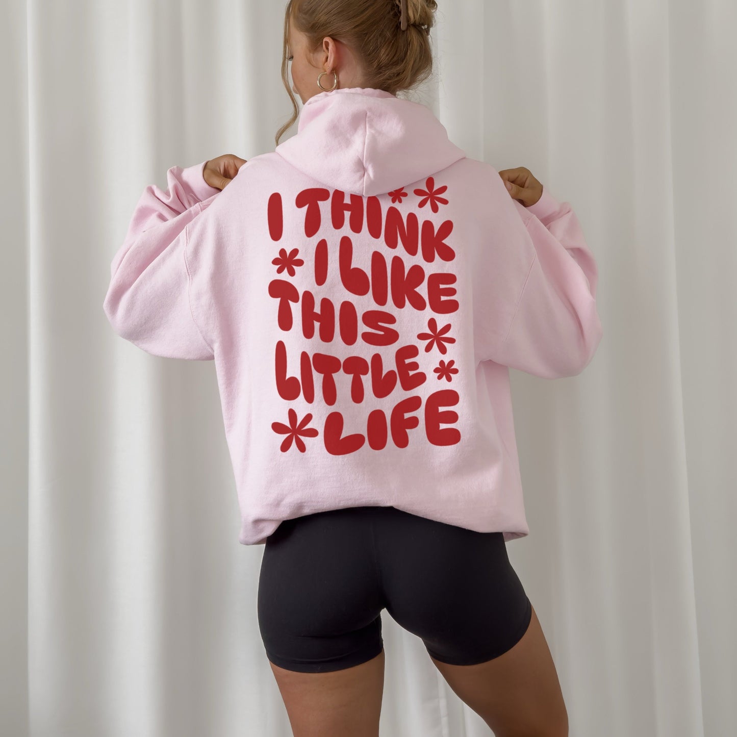 Digitale Plotterdatei mit dem Spruch „I think I like this little life“ – geschwungener Text mit Blumen. Ideal als Rückenprint für Shirts, Taschen oder Kissen.