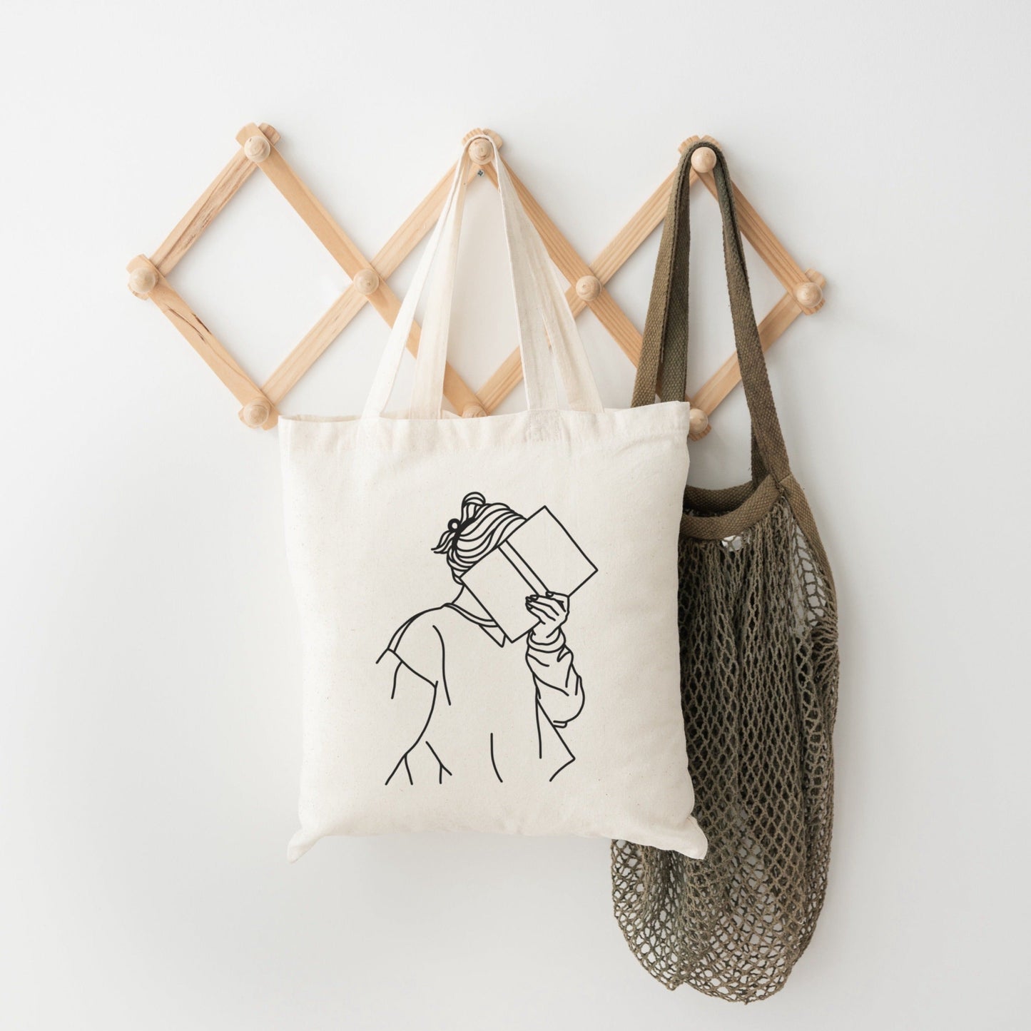 Digitale Plotterdatei mit Line Art: Frau, die ein Buch vor ihrem Gesicht hält – minimalistisches Design für Bücherliebhaber*innen.