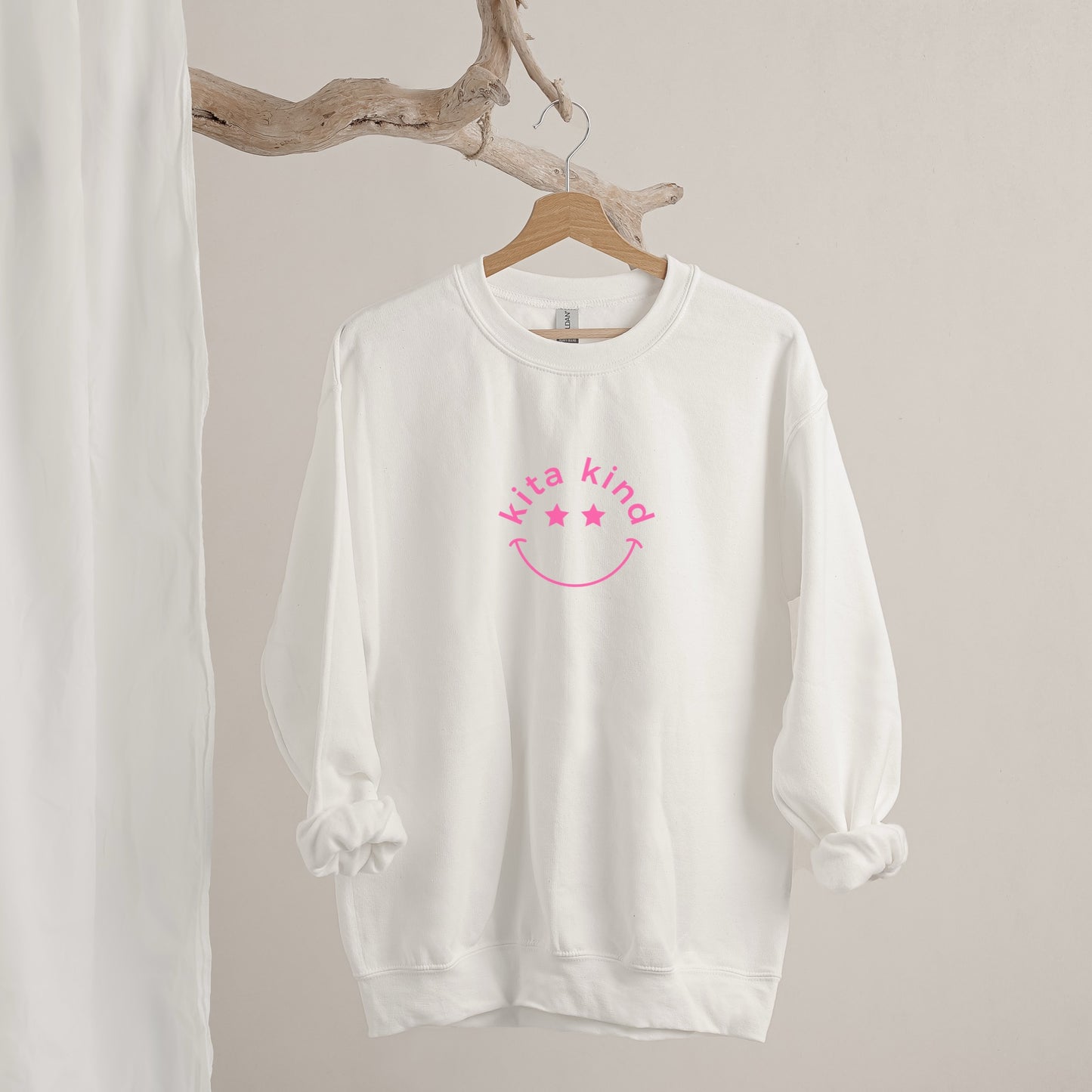Digitale Plotterdatei „Kita Kind“ – Smiley mit Sternaugen im Kreis für den ersten Kindergartenstart. Perfekt für T-Shirts, Taschen und Kindergartenartikel.