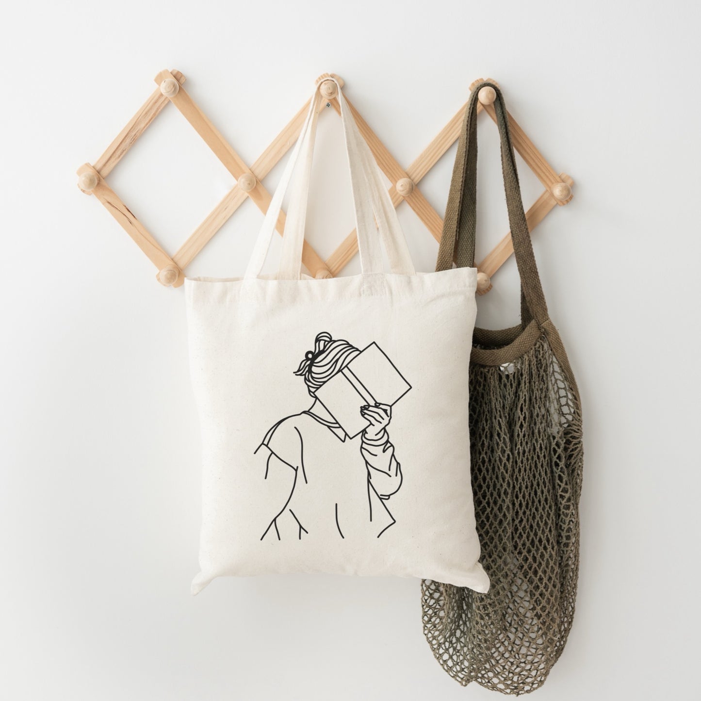 2 digitale Plotterdateien im minimalistischen Line Art Stil – jeweils eine Frau mit einem Buch in der Hand. Ideal für Leseratten, DIY-Taschen, Shirts & mehr.