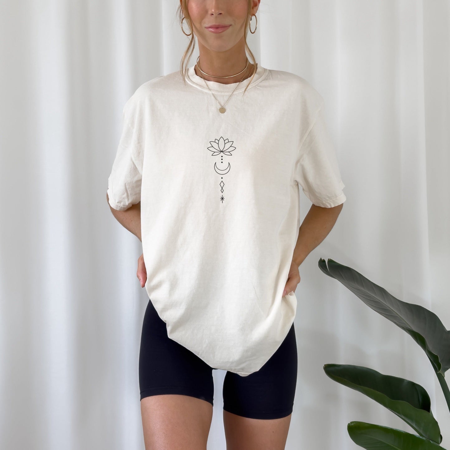Digitale Plotterdatei mit großer Lotusblume im minimalistischen Line Art Stil – Boho Design für Shirts, Taschen, Kissen und spirituelle Deko.