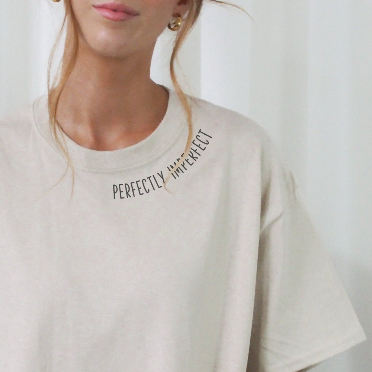 3-teilige digitale Plotterdatei mit den gebogenen Schriftzügen „Good Vibes“, „Little Sunshine“ und „Perfectly Imperfect“, ideal für Platzierungen unter dem Halsbündchen auf T-Shirts und Hoodies.