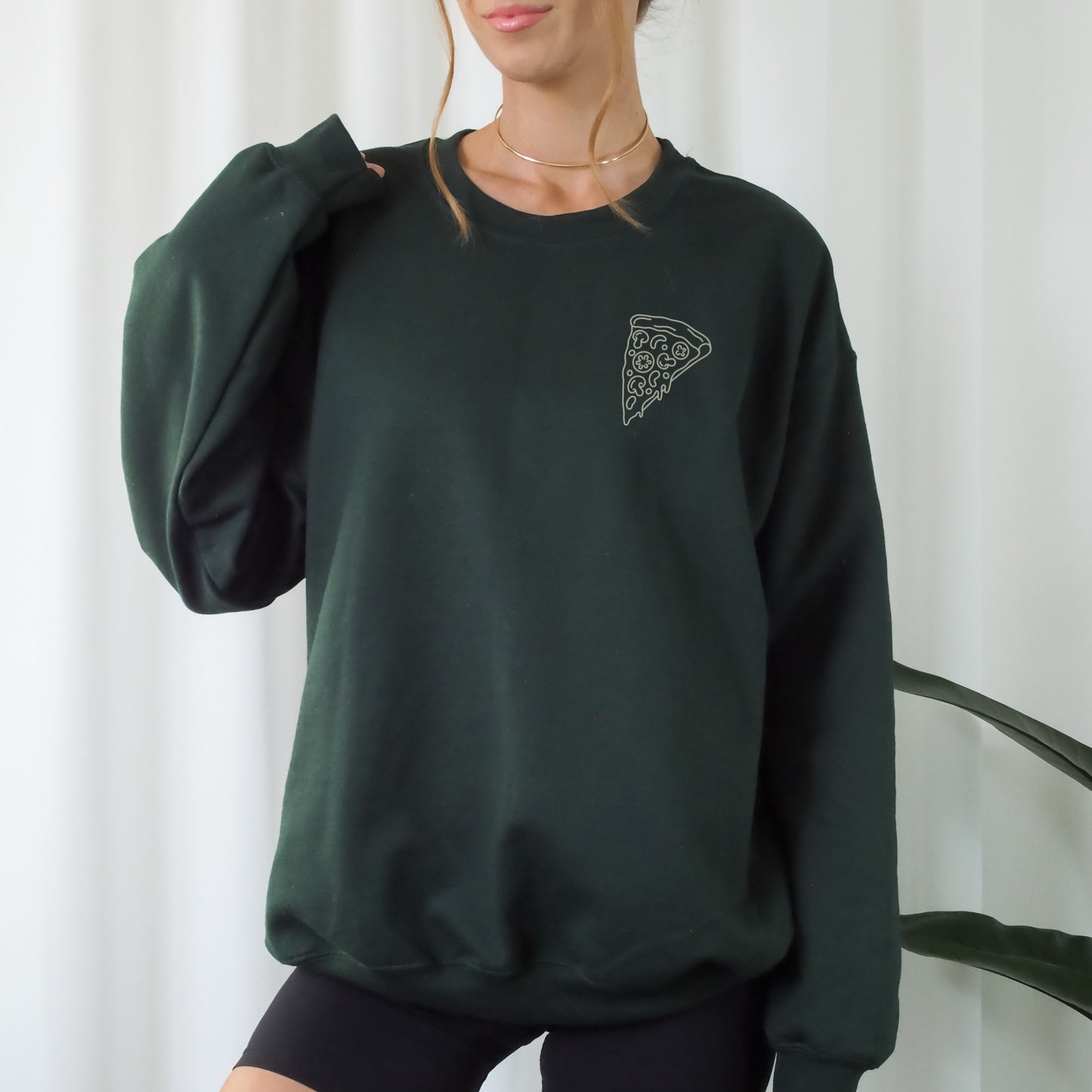 „Pizza & Chill“ – Line Art Design mit Pizza, Wein, Laptop und gemütlichen Accessoires für den perfekten „Chill“-Abend. Ideal für T-Shirts, Hoodies und kreative DIY-Projekte.