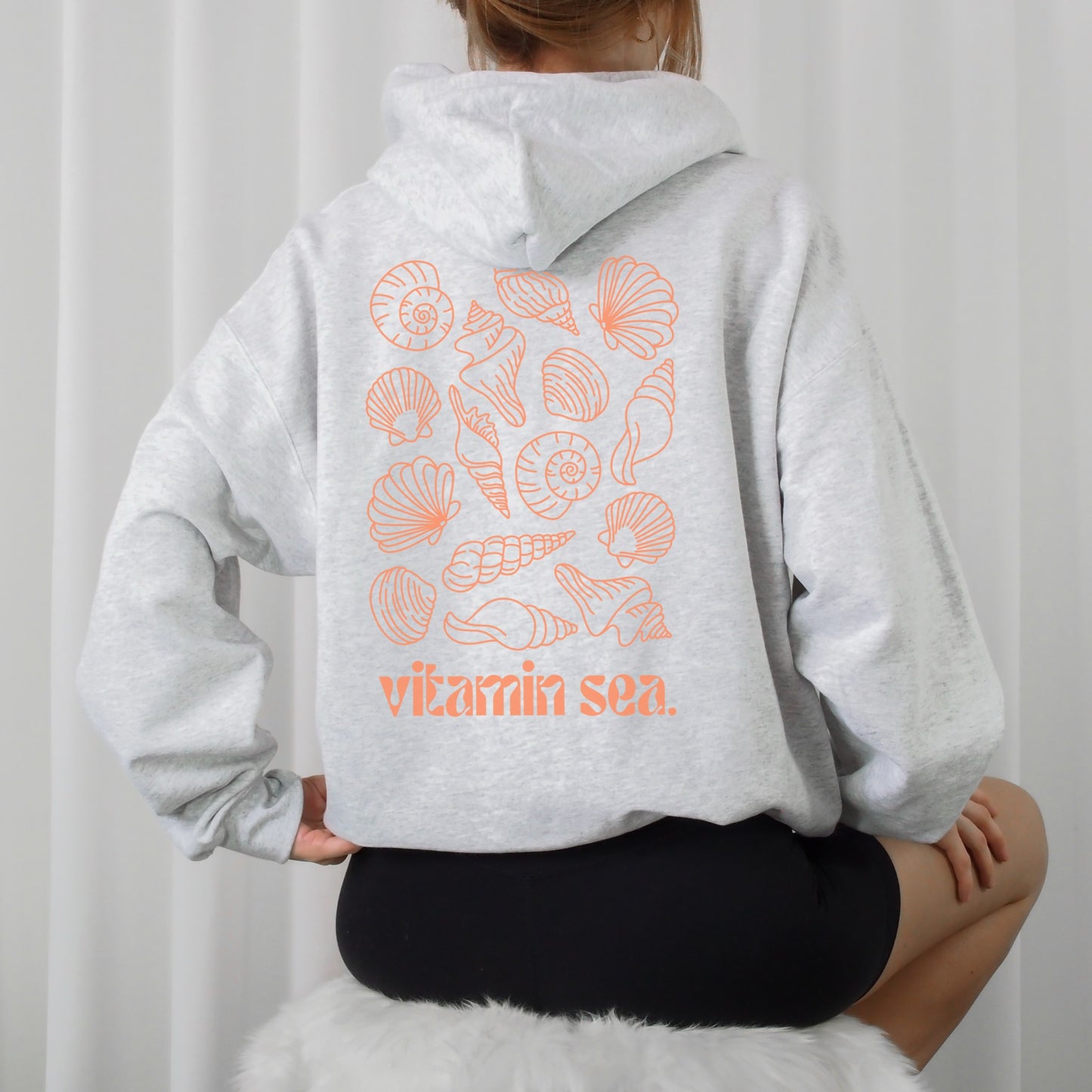 Digitale Plotterdatei mit „Feeling salty“ Schriftzug für die Vorderseite und Muscheln mit „Vitamin Sea“ für den Rücken – sommerliches Line Art Design für Shirts und Taschen.