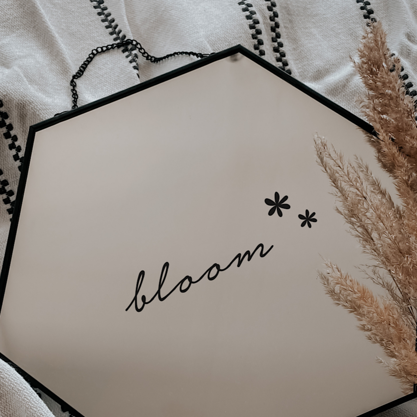 8 digitale Plotterdateien mit minimalistischen Affirmationen und Selbstliebe-Sprüchen – ideal für Shirts, Spiegel, Journals oder DIY-Geschenke.