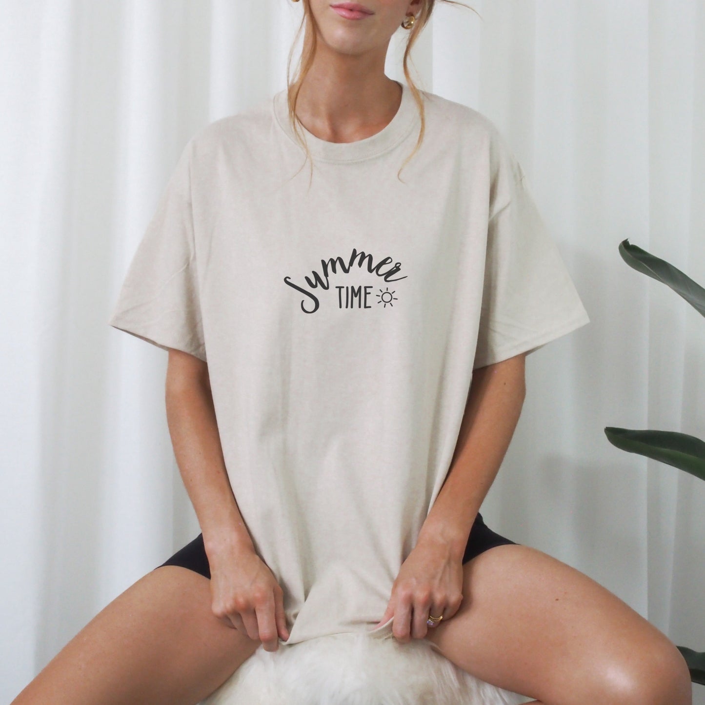 Digitale Plotterdatei mit dem Schriftzug „summer time“ und kleiner Sonne im minimalistischen Line Art Stil – für Shirts, Taschen, Caps & Sommeraccessoires.