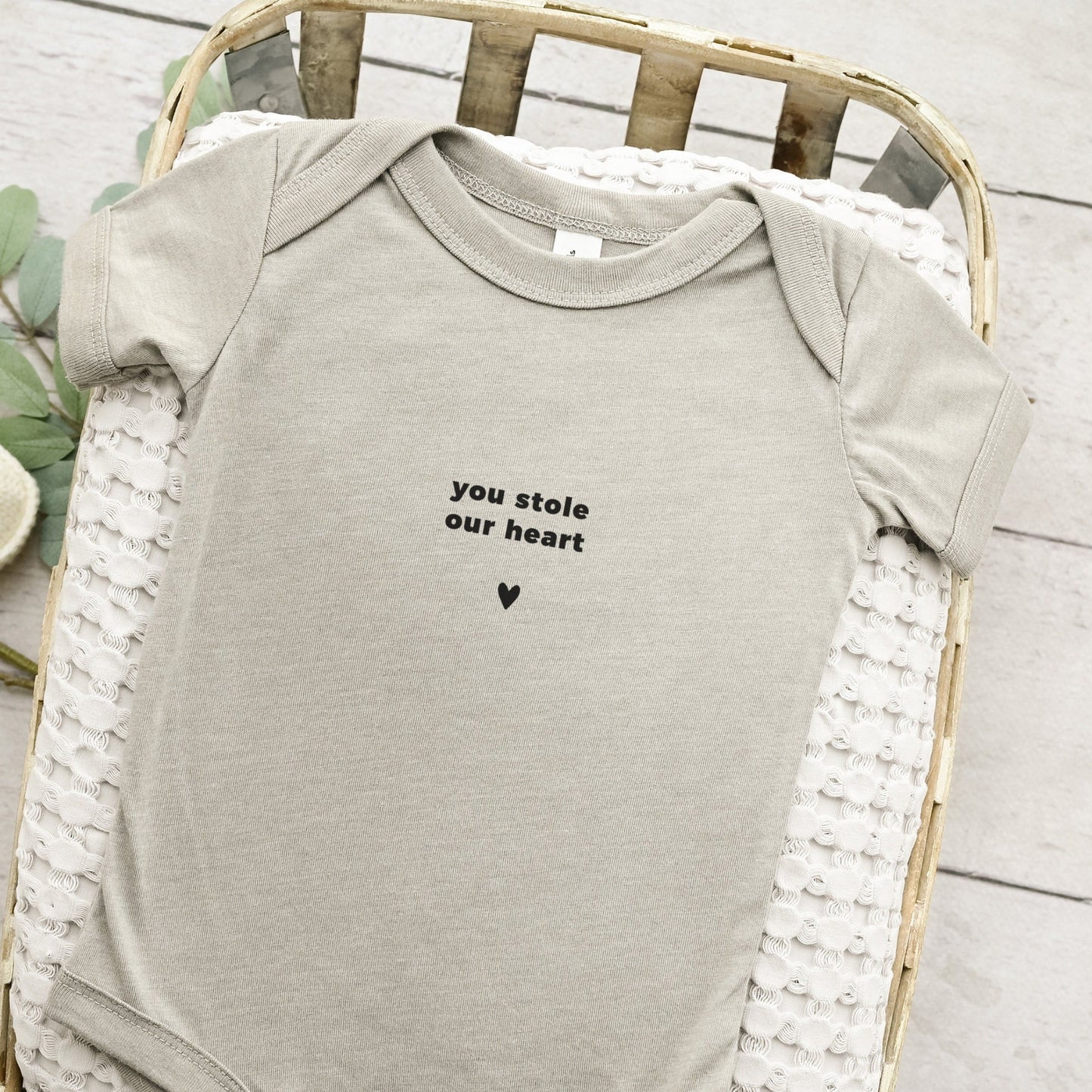 Digitale Plotterdatei „You Stole Our Heart“ – Ein Design voller Liebe, das den Moment einfängt, in dem ein neues Leben das Herz seiner Eltern gestohlen hat. Perfekt als Geburtsgeschenk oder für Babyartikel.