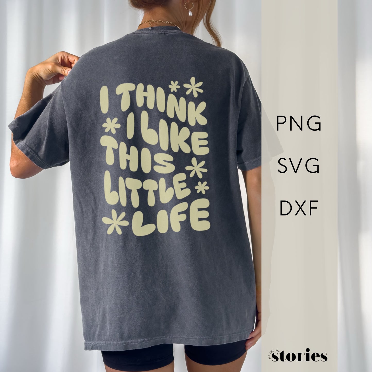 Digitale Plotterdatei mit dem Spruch „I think I like this little life“ – geschwungener Text mit Blumen. Ideal als Rückenprint für Shirts, Taschen oder Kissen.