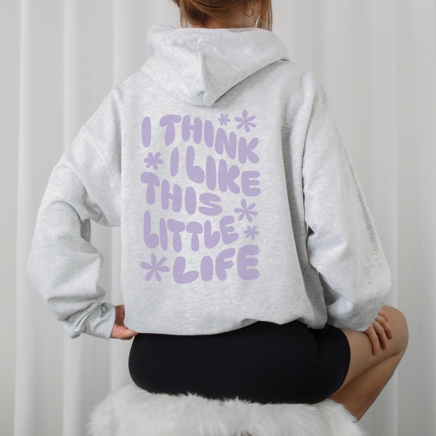 Digitale Plotterdatei mit dem Spruch „I think I like this little life“ – geschwungener Text mit Blumen. Ideal als Rückenprint für Shirts, Taschen oder Kissen.