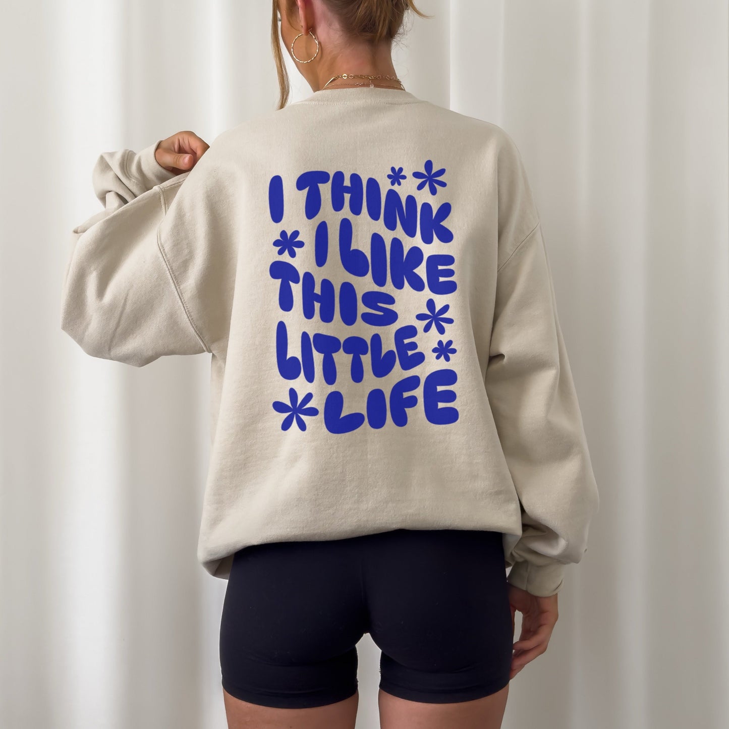 Digitale Plotterdatei mit dem Spruch „I think I like this little life“ – geschwungener Text mit Blumen. Ideal als Rückenprint für Shirts, Taschen oder Kissen.