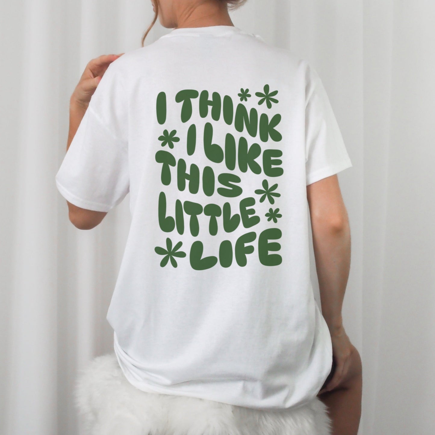 Digitale Plotterdatei mit dem Spruch „I think I like this little life“ – geschwungener Text mit Blumen. Ideal als Rückenprint für Shirts, Taschen oder Kissen.