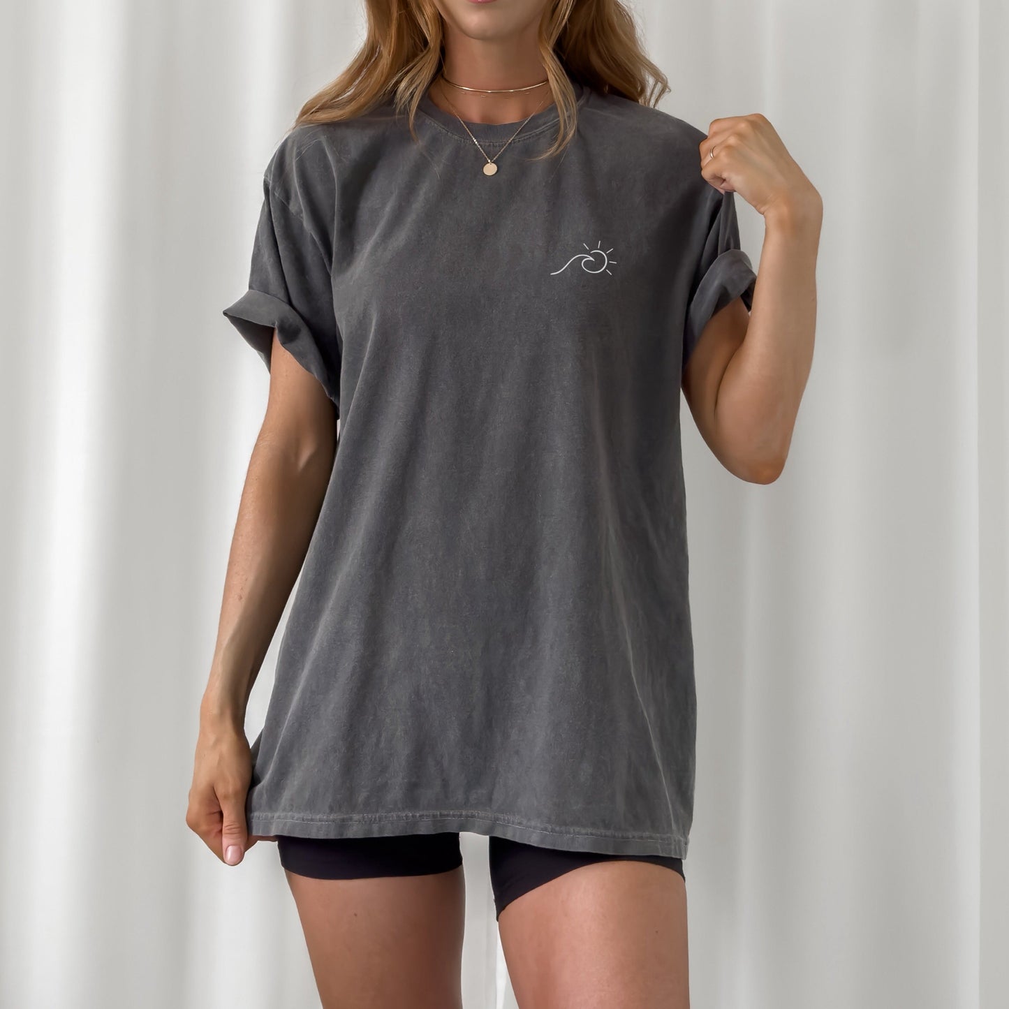 Digitale Plotterdatei mit minimalistischer Welle und Sonne im Line Art Stil – sommerliches Design für Shirts, Hoodies, Caps & Urlaubstaschen.
