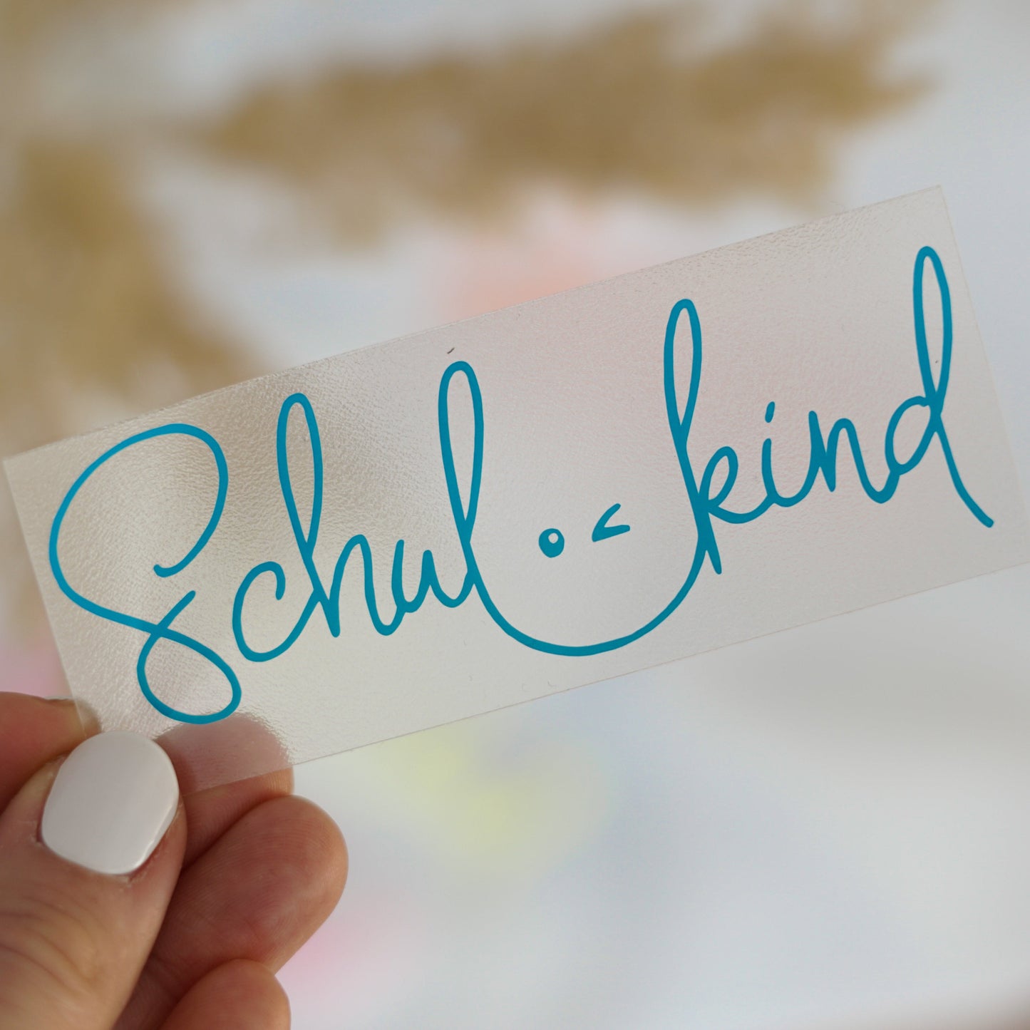 Bügelbild mit „Schulkind“ Schriftzug in Neonfarben für Einschulung und Schule in knalligen Farben: Neon orange, blau, neon gelb, neon pink und neon grün.