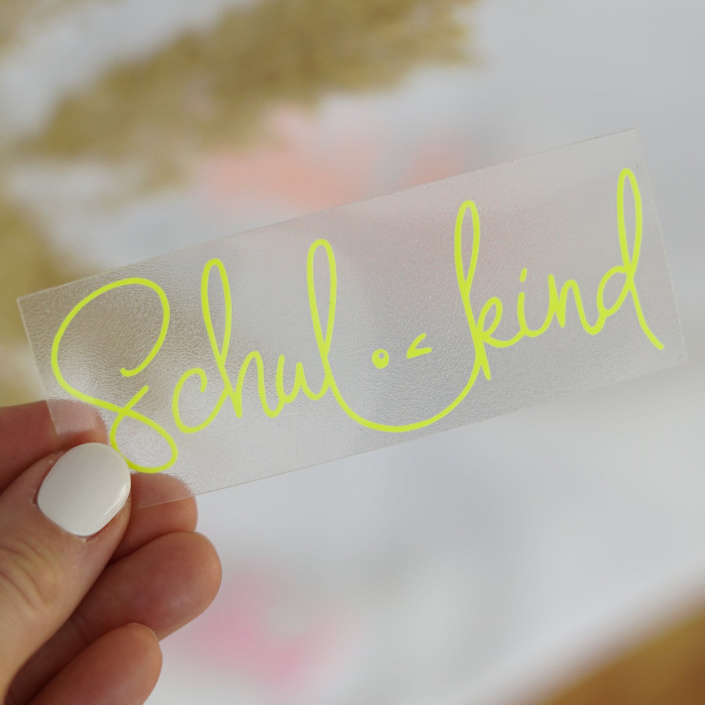 Bügelbild mit „Schulkind“ Schriftzug in Neonfarben für Einschulung und Schule in knalligen Farben: Neon orange, blau, neon gelb, neon pink und neon grün.