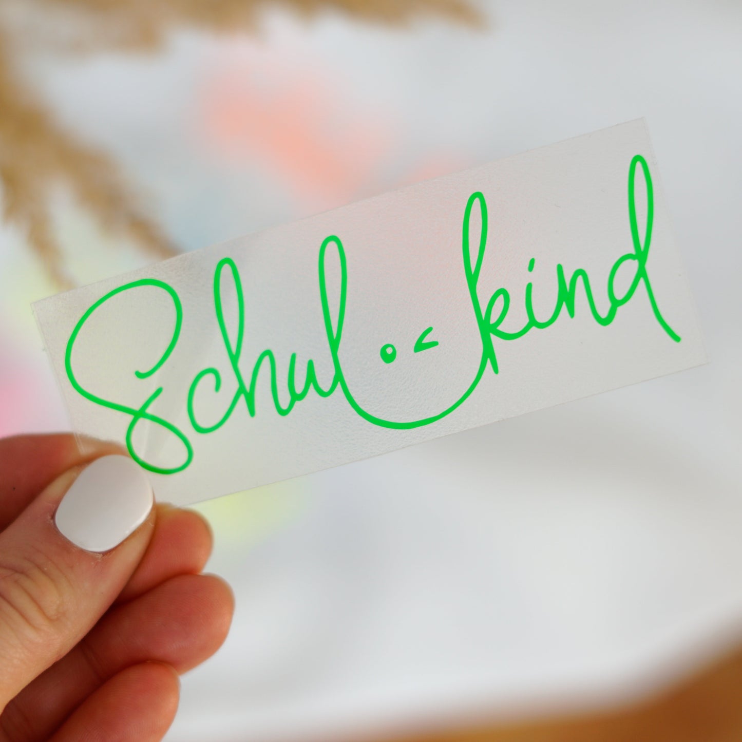 Bügelbild mit „Schulkind“ Schriftzug in Neonfarben für Einschulung und Schule in knalligen Farben: Neon orange, blau, neon gelb, neon pink und neon grün.