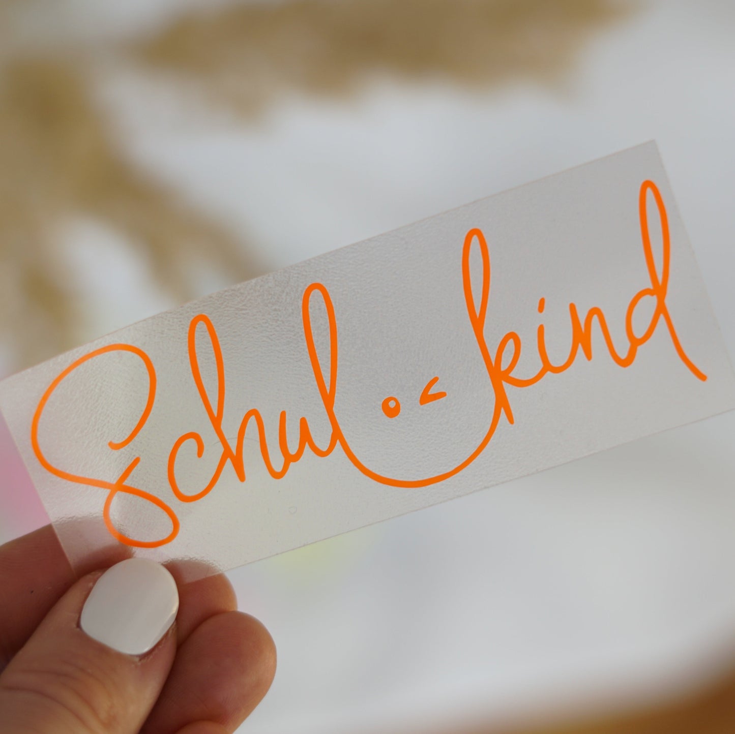 Bügelbild mit „Schulkind“ Schriftzug in Neonfarben für Einschulung und Schule in knalligen Farben: Neon orange, blau, neon gelb, neon pink und neon grün.