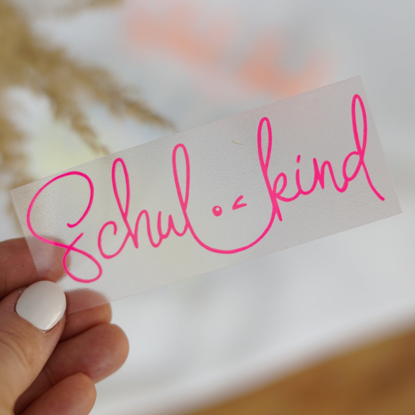 Bügelbild mit „Schulkind“ Schriftzug in Neonfarben für Einschulung und Schule in knalligen Farben: Neon orange, blau, neon gelb, neon pink und neon grün.