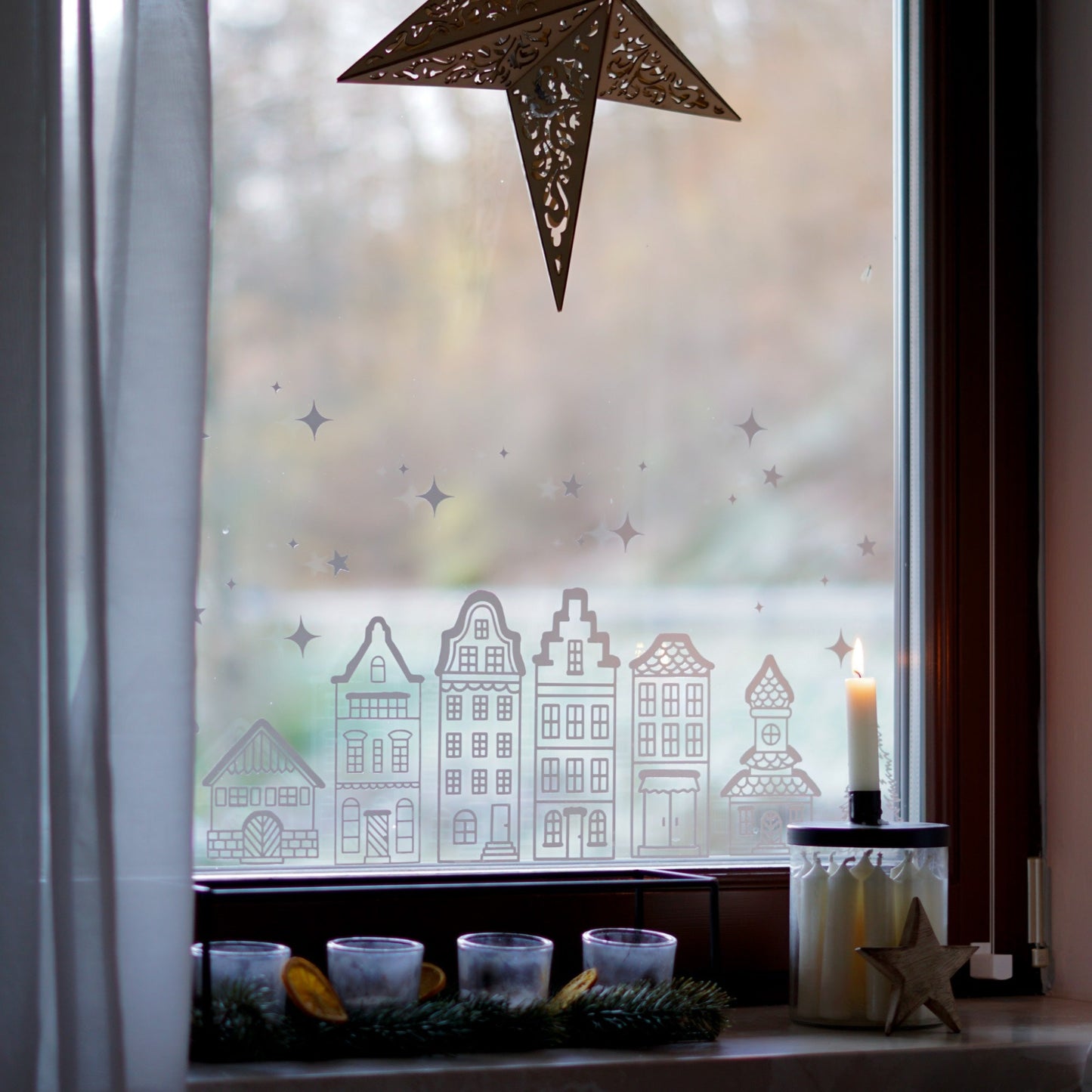 Fenstersticker Winterlandschaft – Weihnachtsdeko Fensterbild mit Häuserreihe, Sternen & Tannen. Skandinavische Winterdeko für dein Zuhause.