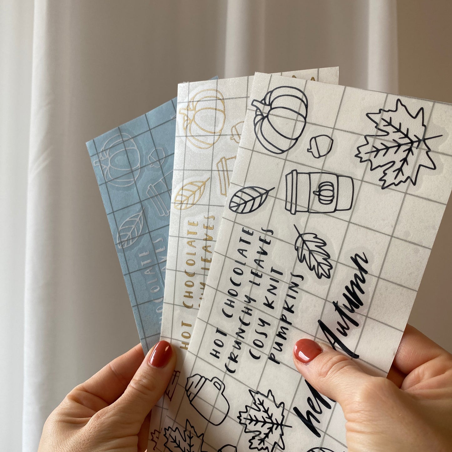 Herbstliche Vinyl-Sticker mit Blättern und Cozy-Motiven auf einer weißen Tasse – ideal zum Bekleben von Tassen, Gläsern oder Notizbüchern, im Herbst-Sale erhältlich.