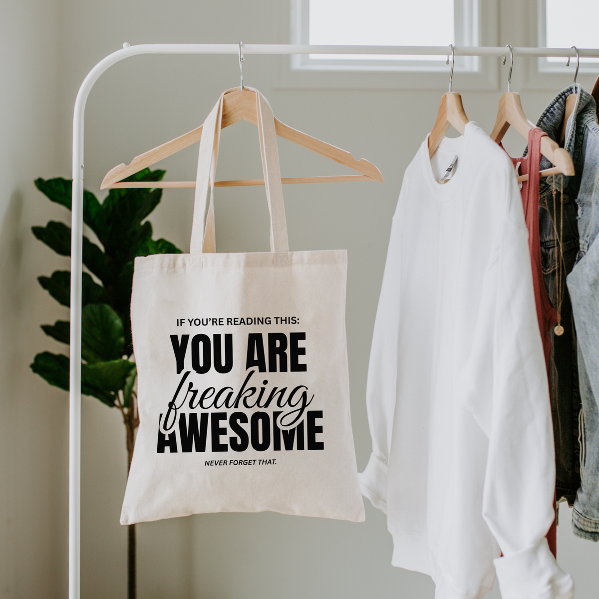 Freaking Awesome Plotterdatei SVG als pinker Backprint mit positivem Statement You Are Freaking Awesome auf weißem Shirt