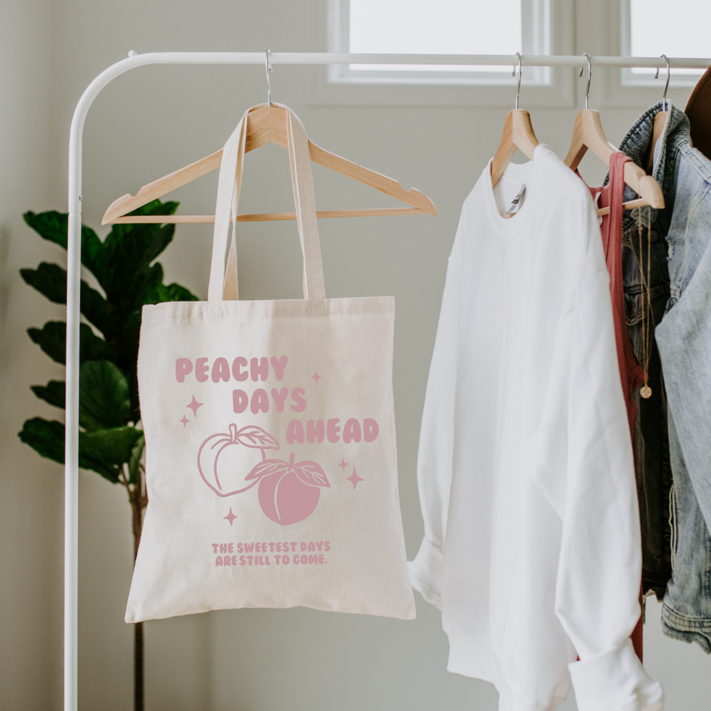 Plotterdatei „Peachy Days“ mit Pfirsichen, Retro-Schriftzug, Sternen und sommerlichem Statement als Backprint, SVG DXF PNG