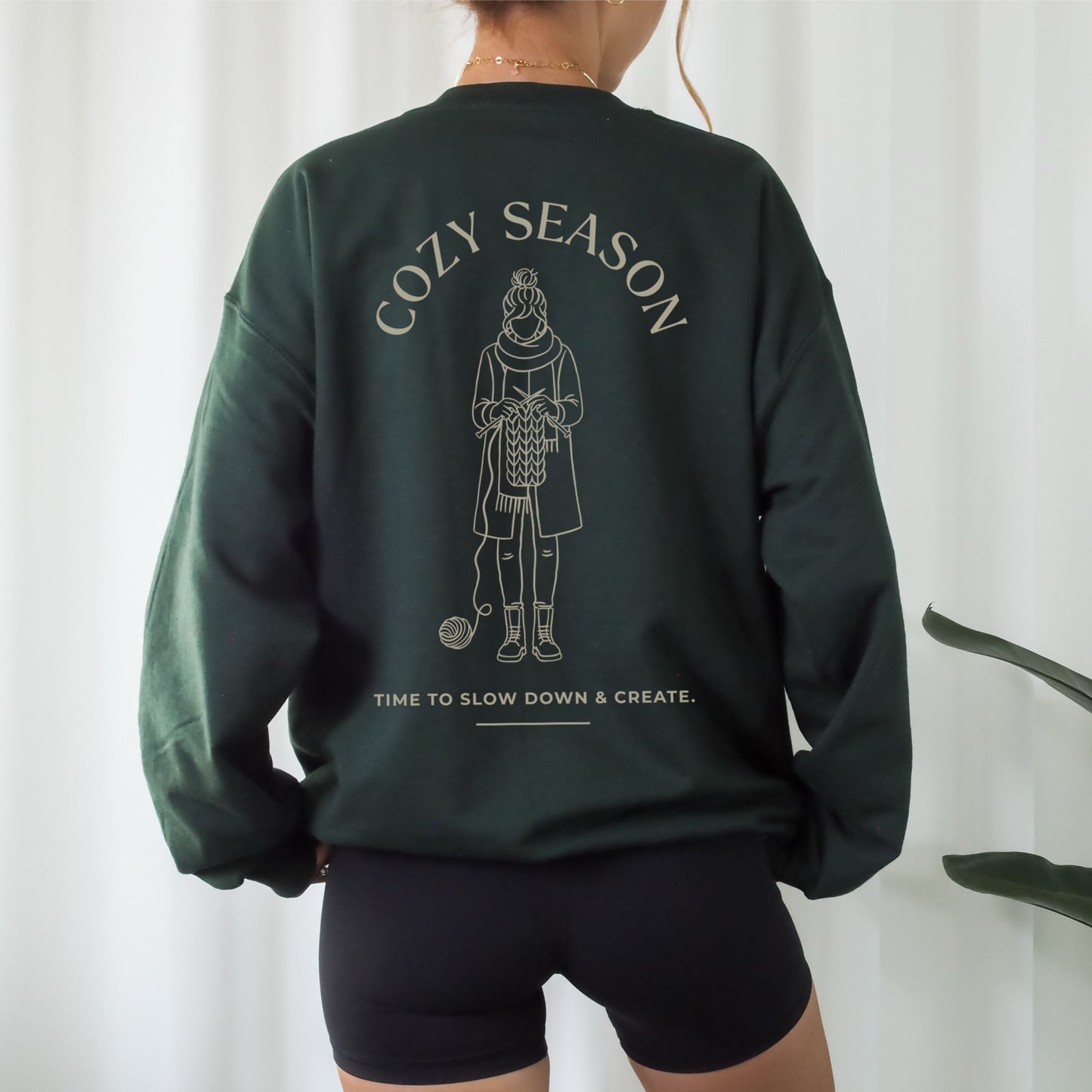 Plotterdatei „Cozy Season“ – Line Art Illustration einer Frau beim Stricken mit Wolle & Stricknadeln. Statement Motiv für DIY Shirts & Hoodies.