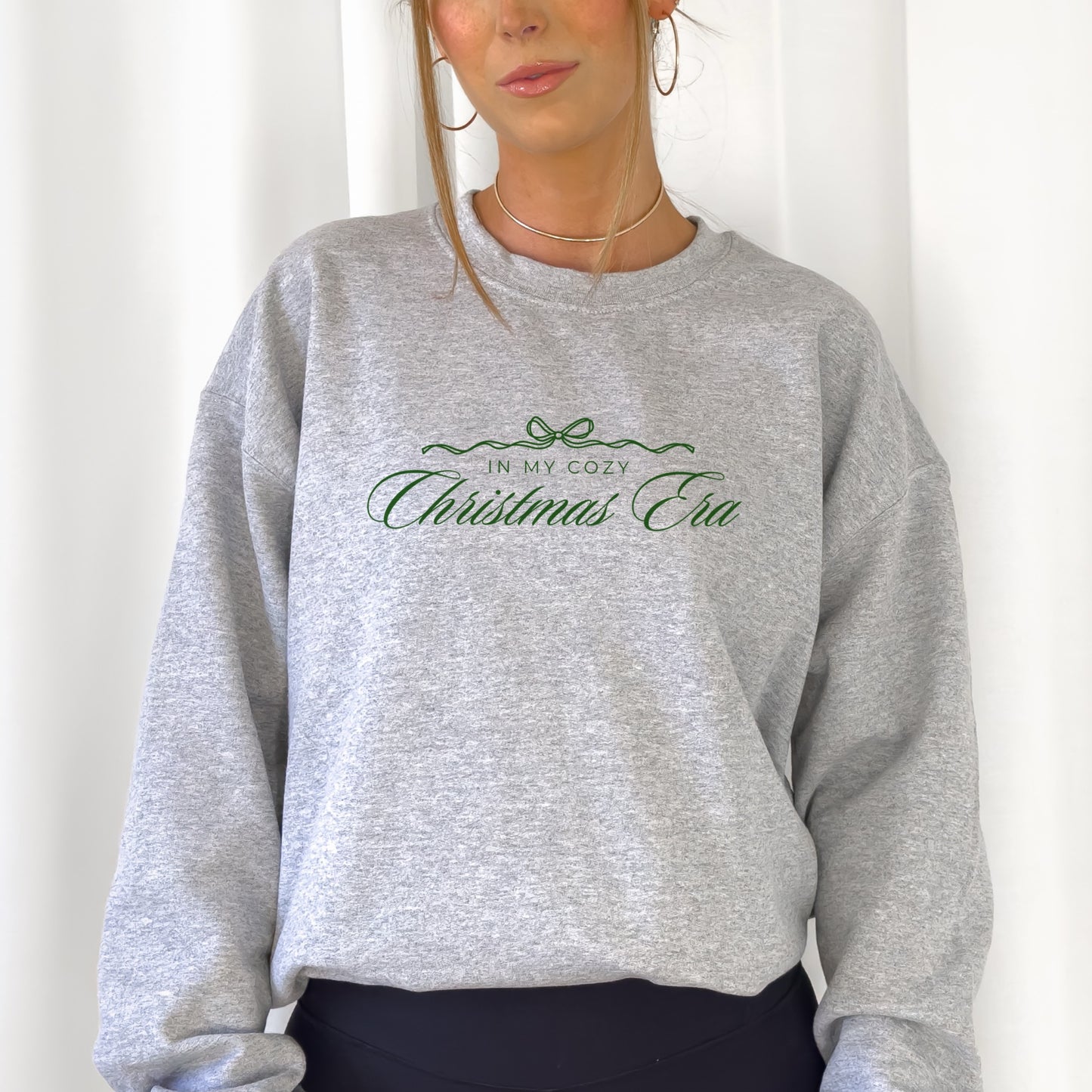 Weihnachtliche Plotterdatei im Line Art Stil mit vielen festlichen Symbolen wie Schneeflocken, Lebkuchen, Orangenschalen, Zimtstangen, Tannenzweigen und einer Tasse heißen Kaffees – kombiniert mit dem modernen Schriftzug ‚in my cozy christmas era‘. Minimalistisches, stilvolles Weihnachtsdesign für kreative DIY-Projekte.