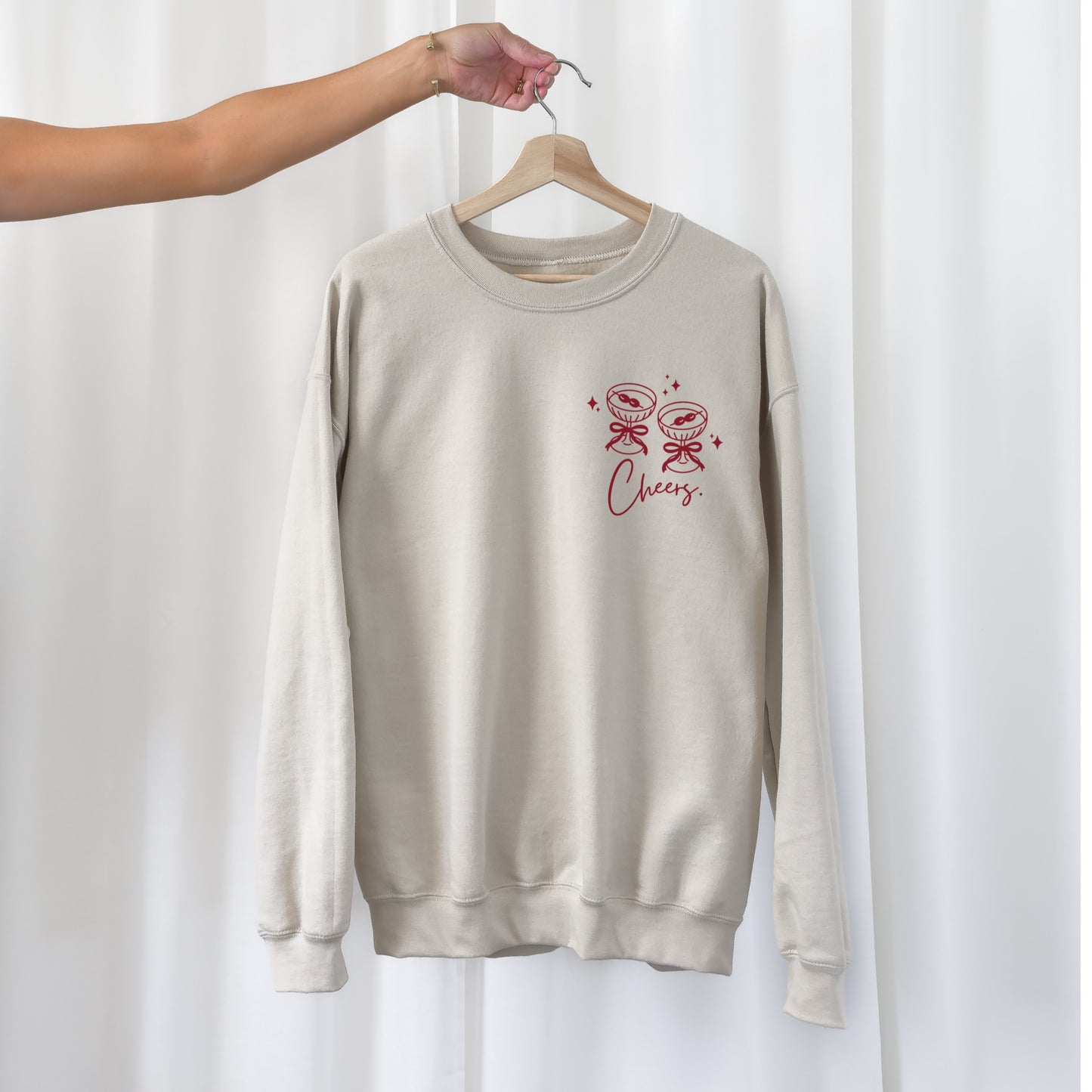 Zweiteilige Plotterdatei Weihnachten – Cheers to the Season, festliches Design mit Gläsern, Schleife & Zweigen für Christmas Sweater & DIY-Projekte.“