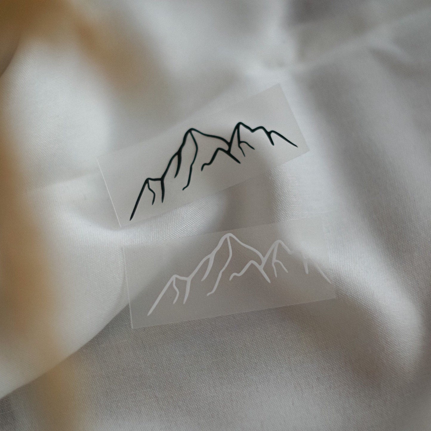 Minimalistisches Berg Bügelbild im Line-Art Stil – Perfekt für Outdoor, Reisen & Vanlife